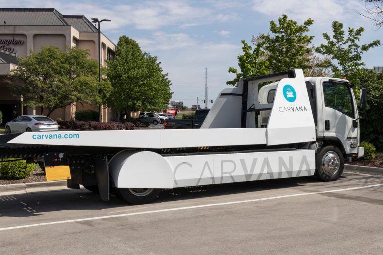 Carvana stock price is crumbling: is it safe to buy the CVNA dip?