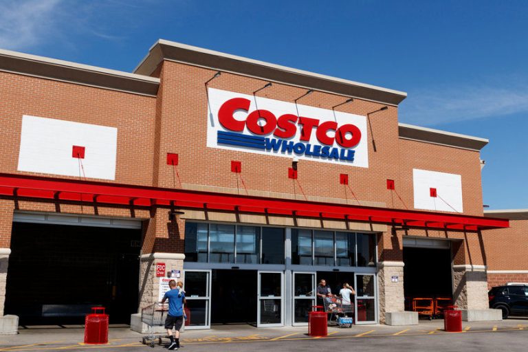 2 reasons why the Costco stock price has collapsed this year
